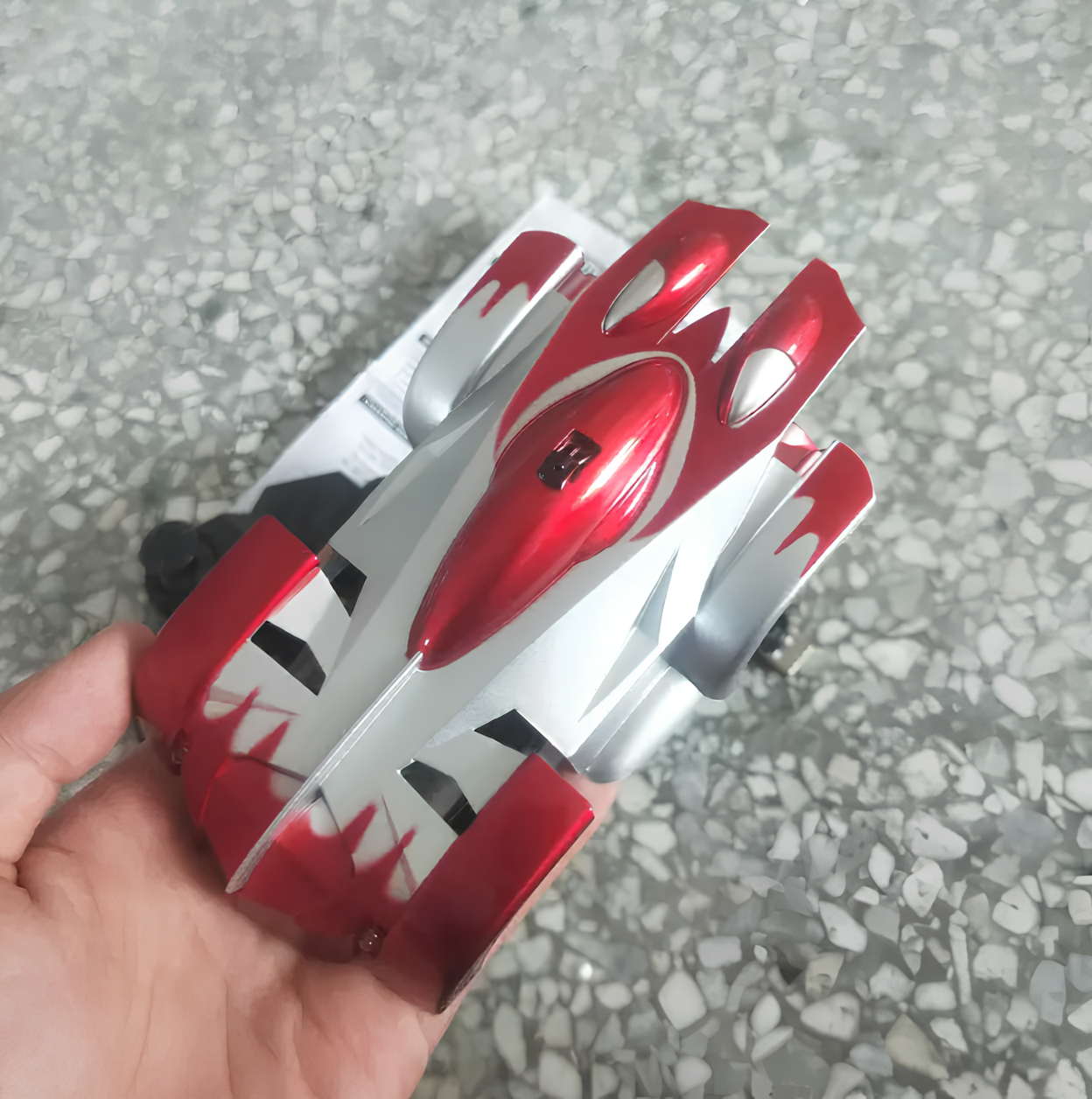 Samochodzik RC jeżdżący po ścianach i suficie (15x8x4,3 cm)