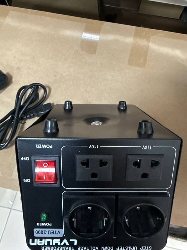 Konwerter napięcia 2000 VA 110V transformator pierścieniowy VTEU-2000 IEC