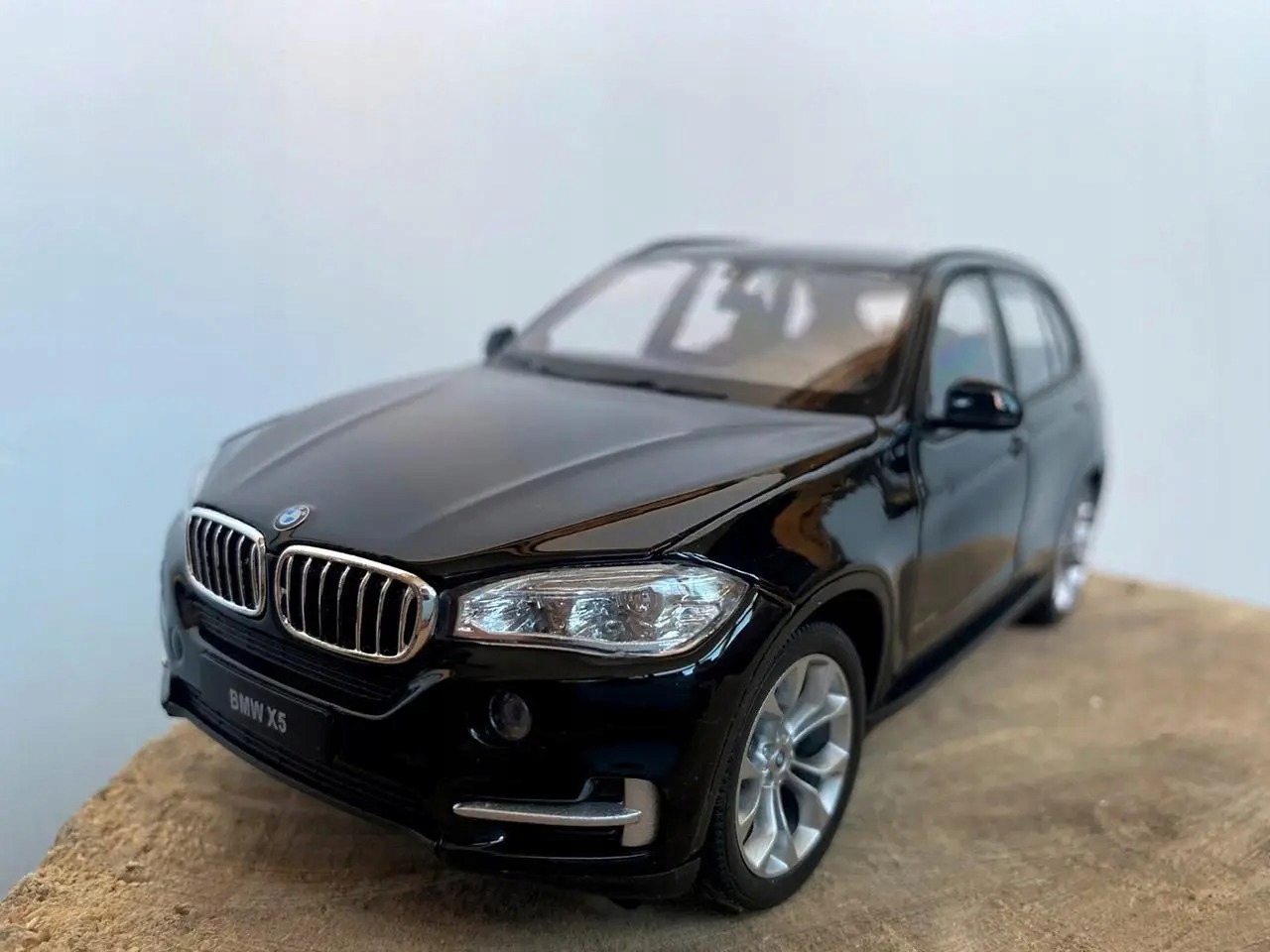 Model BMW X5 w skali 1:24 czarna kolekcjonerska miniatura luksusowego SUV-a