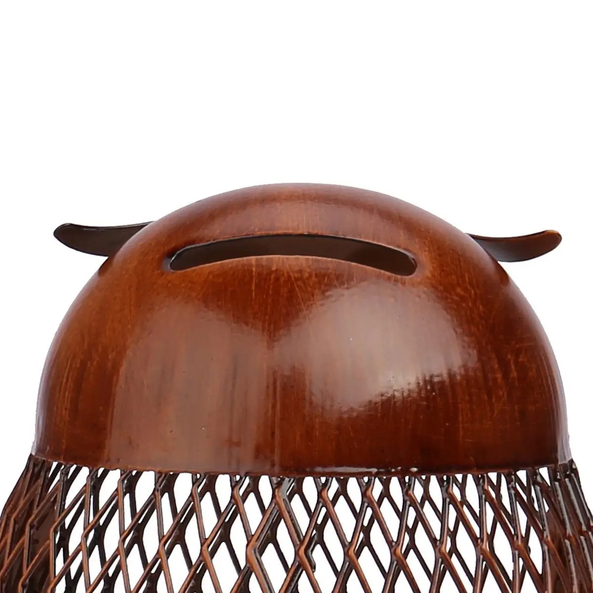 Metalowa skarbonka w kształcie sowy o wymiarach 10,4x13,6 cm.