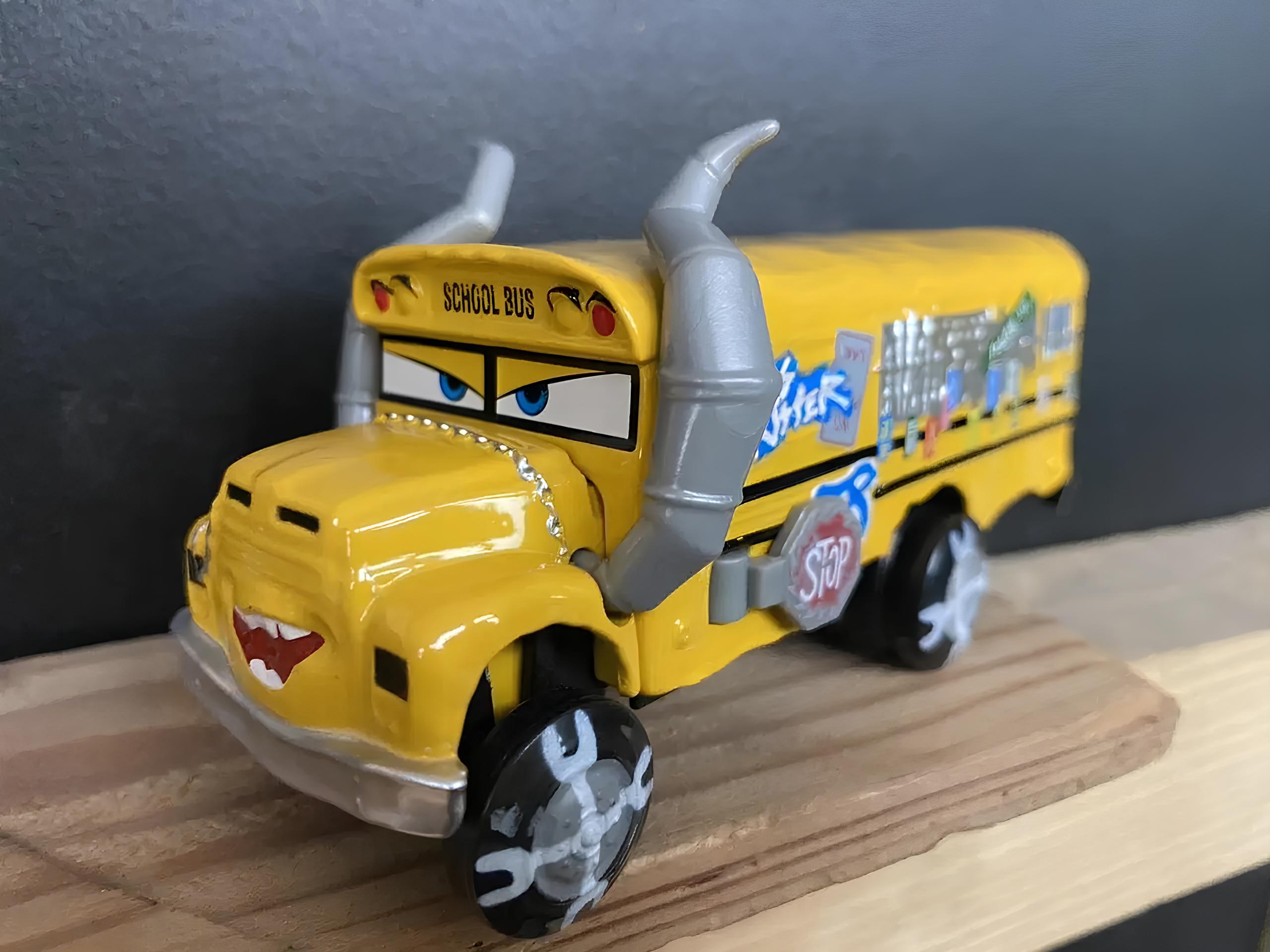 Autobus Miss Fritter z bajki Auta interaktywna zabawka inspirowana filmem