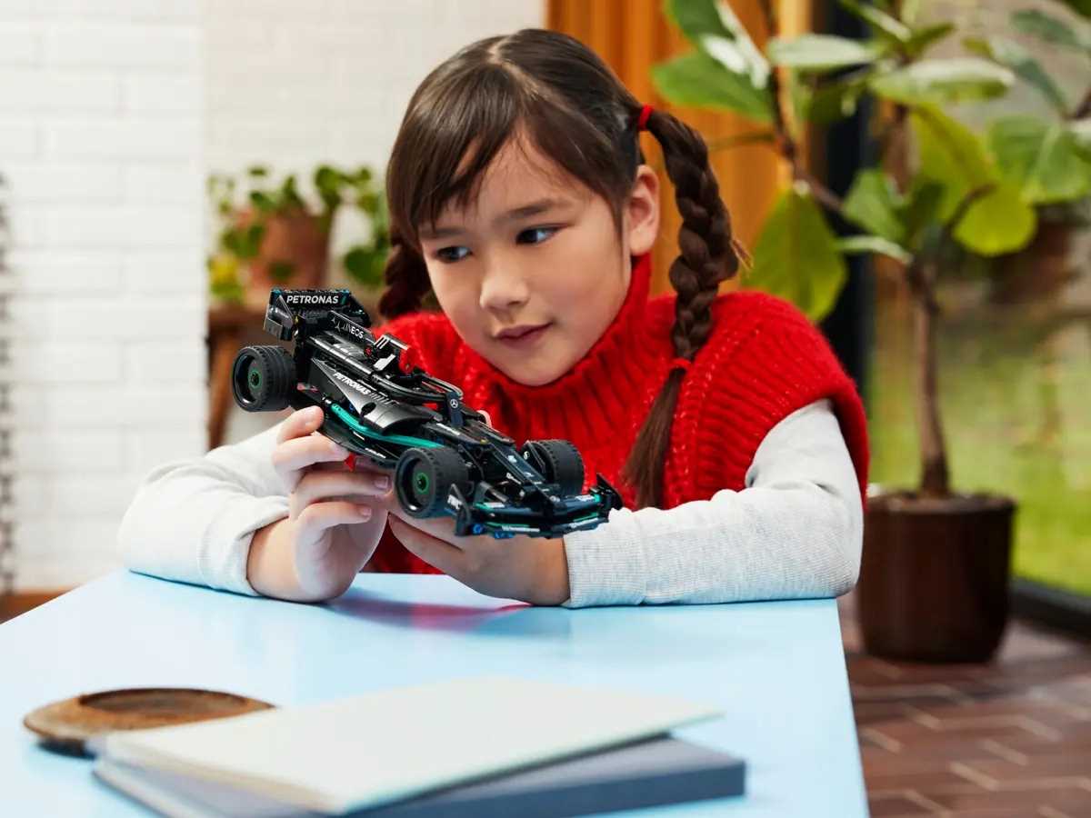 42165 - lego technic - mercedes-amg f1 w14 e performance pull-back