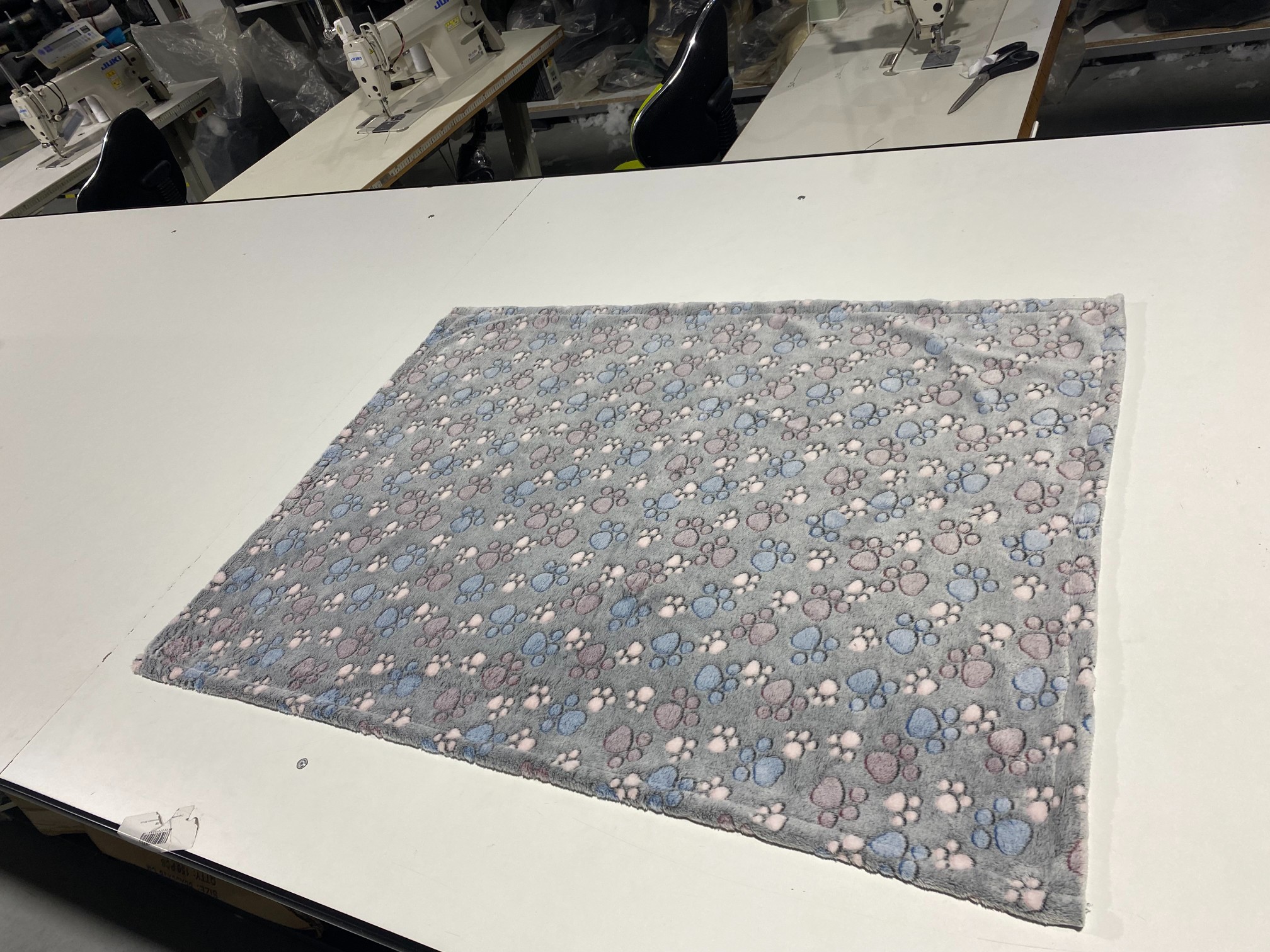 koc polarowy 100x70 cm łapy ciemne