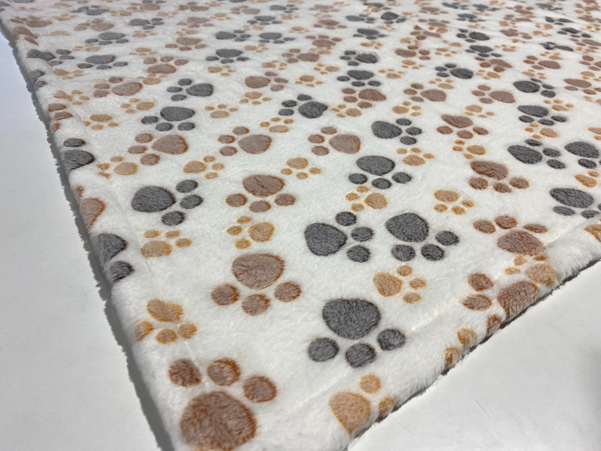 koc polarowy 70x50 cm łapy jasne