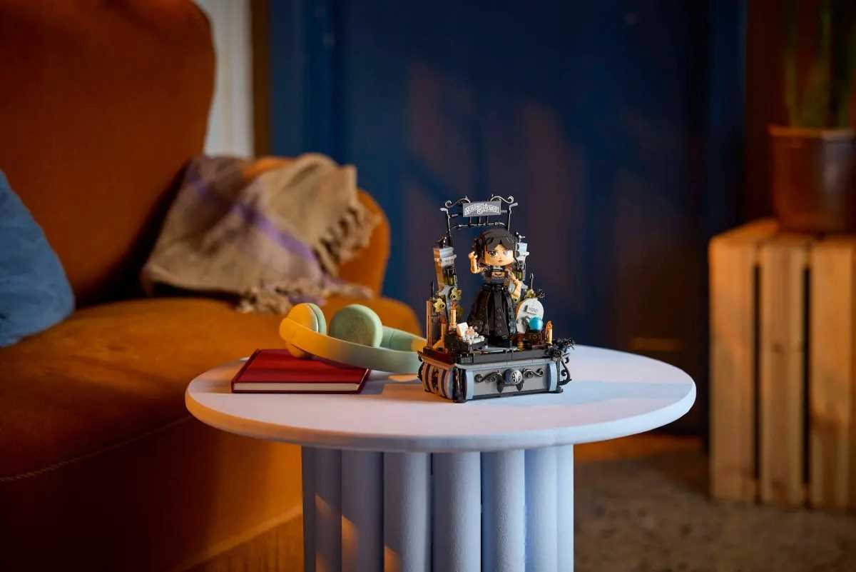 76780 - lego wednesday - figurka wednesday addams