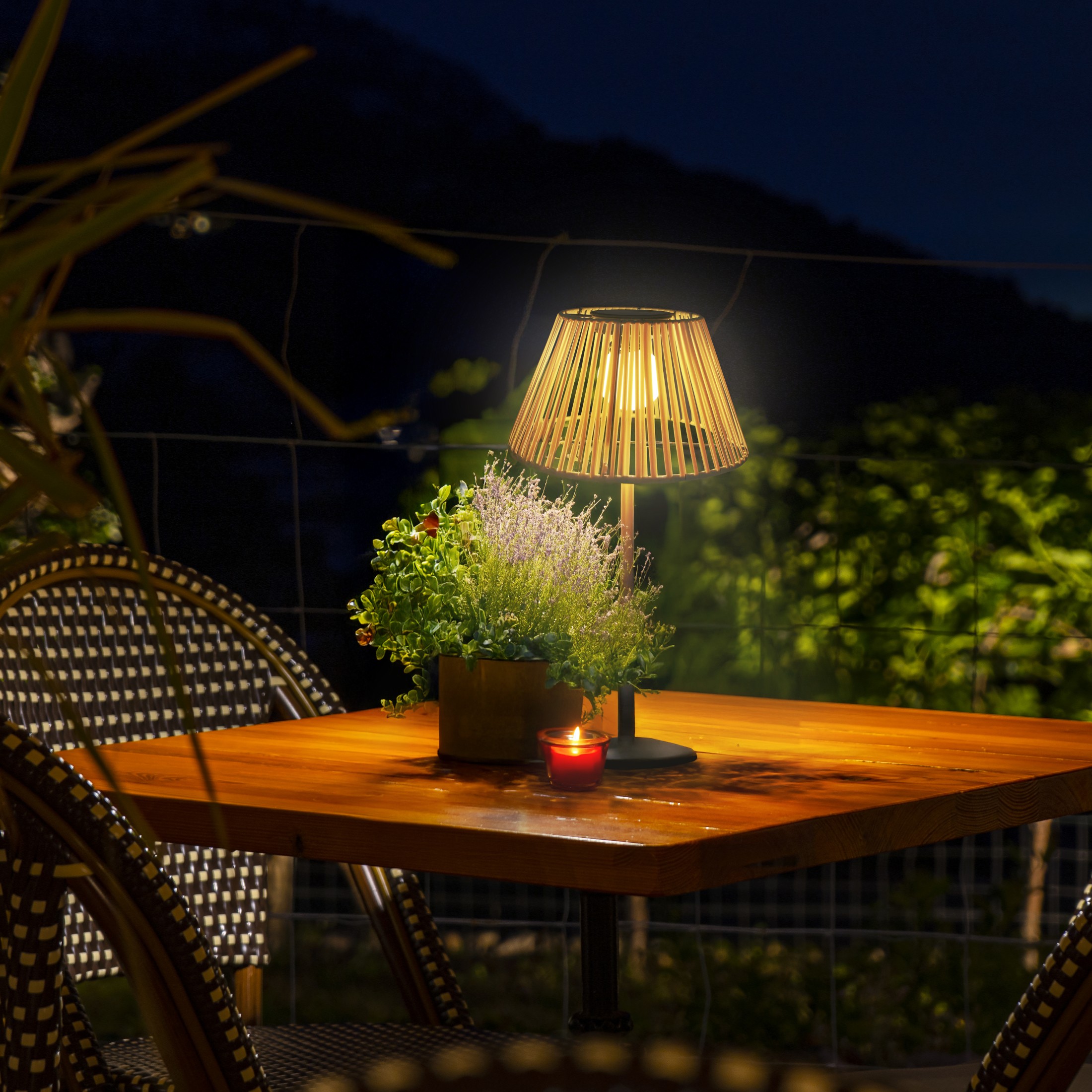 lampka solarna ogrodowa led stojąca zewnętrzna słupek na taras do ogrodu