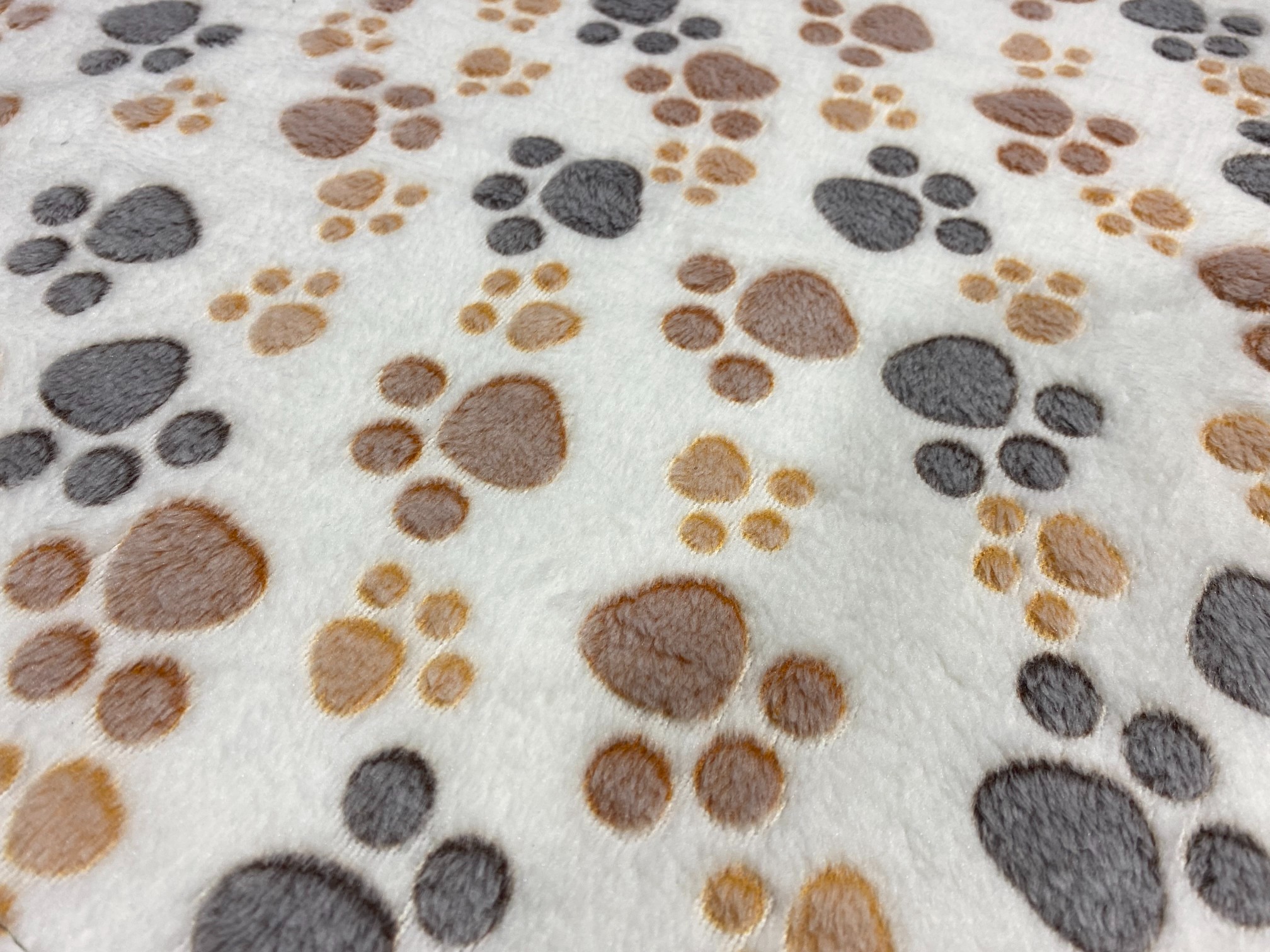 koc polarowy 70x50 cm łapy jasne