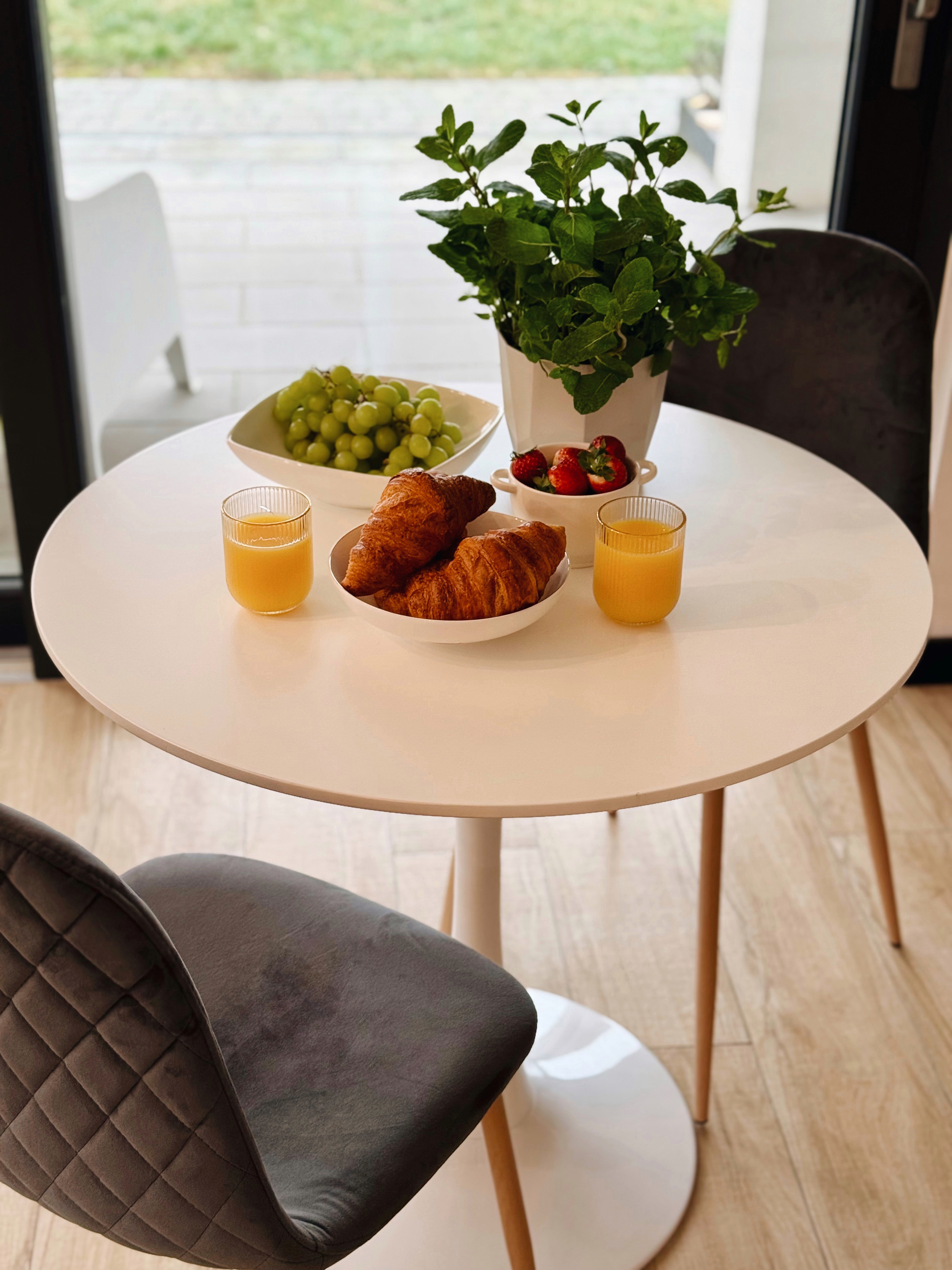 nowoczesny biały okrągły stół  do salonu jadalni kuchni