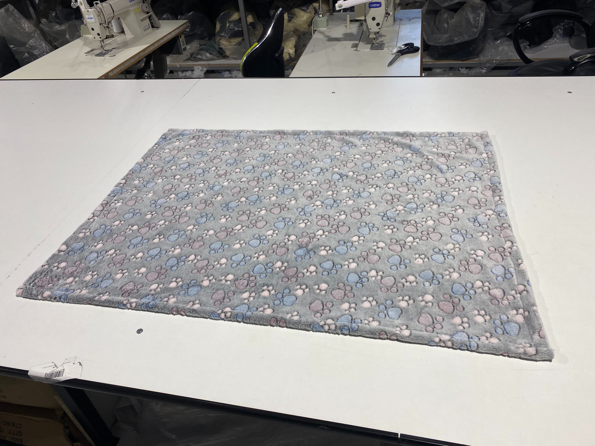 koc polarowy 100x70 cm łapy ciemne