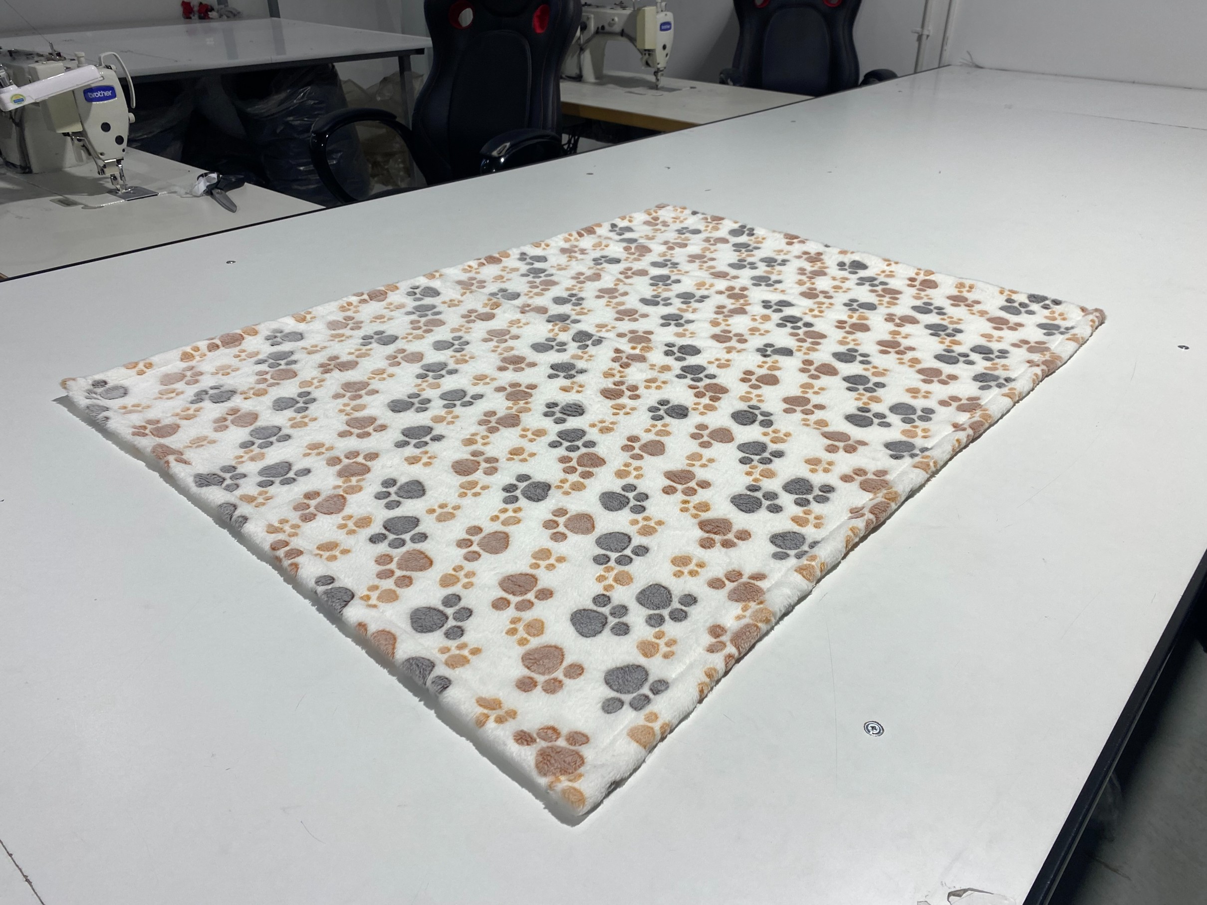 koc polarowy 70x50 cm łapy jasne