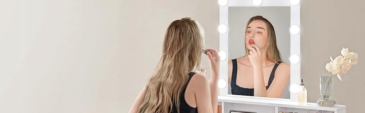 Toaletka z lustrem i oświetleniem biała nowoczesna