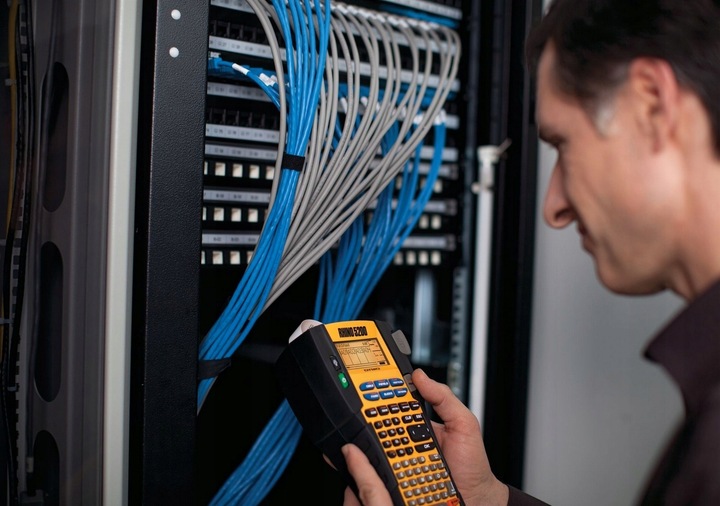 ORYGINALNA Taśma DYMO IND Rhino poliestrowa 9mm x 5,5m biała / czarny