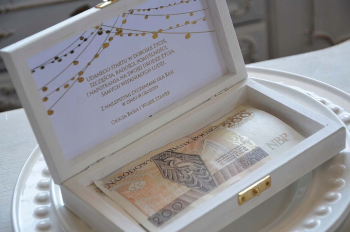 Pudełko na Pieniądze Prezent na 18 urodziny OSIEMNASTKA CZARNE BIAŁE