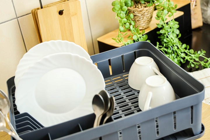 Suszarka do naczyń stojąca ociekacz z tacką