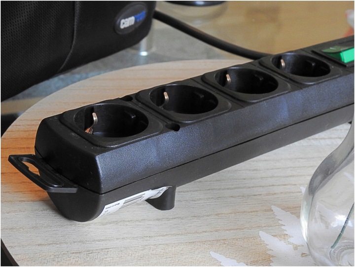 Przedłużacz 4 Gniazda Listwa z PŁASKĄ Wtyczką Do Ciasnych Miejsc Kabel 2m