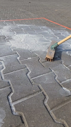 ZMYWACZ DO USUWANIA CIĘŻKICH PLAM OLEJU OLEJOWYCH Z KOSTKI BRUKOWEJ BRUKU