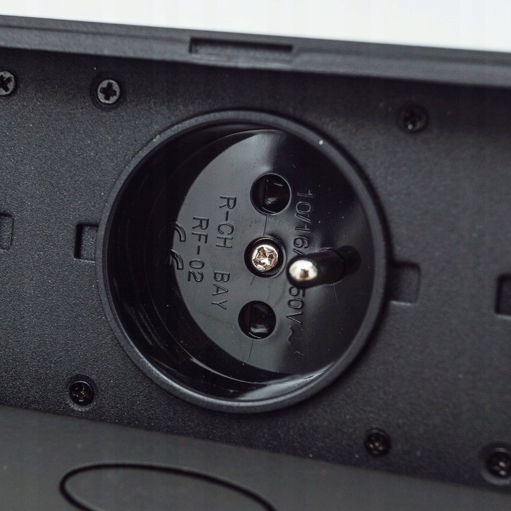 GNIAZDO POTRÓJNE CHOWANE W BLAT NABLATOWE GNIAZDKO