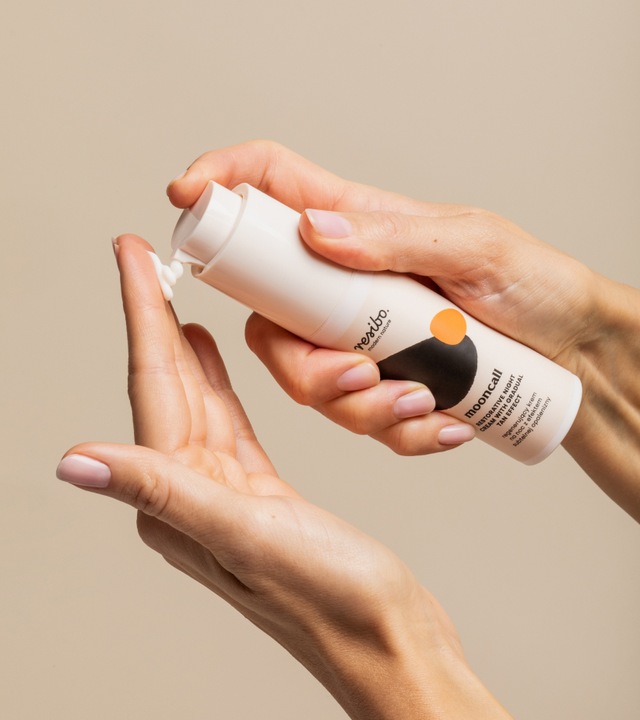 Mooncall regenerujący krem na noc z efektem subtelnej opalenizny