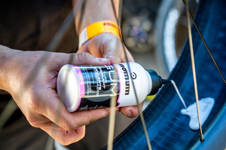 MOMUM GUM MLEKO DO OPON PŁYN USZCZELNIAJĄCY 100ml