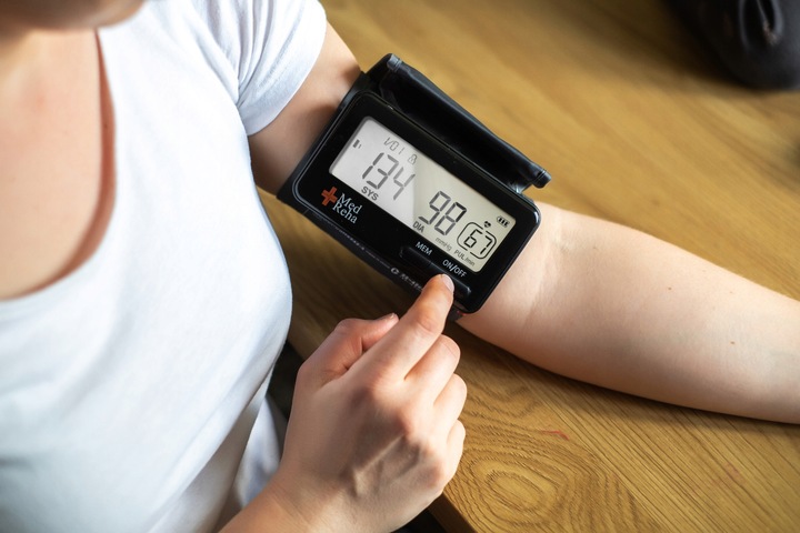 CIŚNIENIOMIERZ NARAMIENNY ELEKTRONICZNY RAMIĘ CIŚNIENIE PRZENOŚNY PREZENT