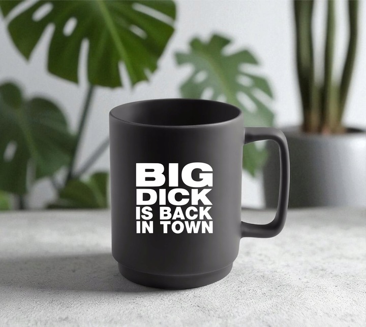 Czarny kubek z własnym nadrukiem grawerem do kawy herbaty na prezent