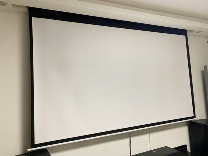 EKRAN PROJEKCYJNY ŚCIENNY RZUTNIKA ELEKTRYCZNY AUTOMATYCZNY PILOT 100