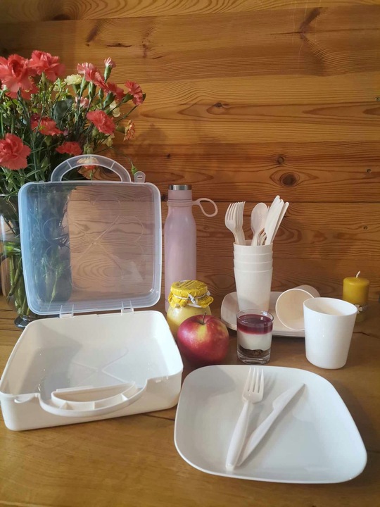 ZESTAW PIKNIKOWY 32 ELEMENTY KUBKI SZTUĆCE POJEMNIK PRZENOŚNY