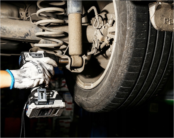 KLUCZ UDAROWY AKUMULATOROWY BEZSZCZOTKOWY 1/2'' KLUCZ DO KÓŁ 350Nm AKU