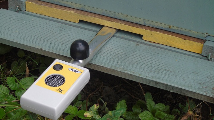 Odymiacz elektryczny do odymiania dymienia pszczół na warrozę APIWAROL