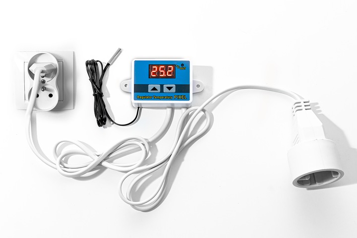 REGULATOR TEMPERATURY TERMOSTAT ELEKTRONICZNY Z GNIAZDKIEM i WTYCZKĄ 230V