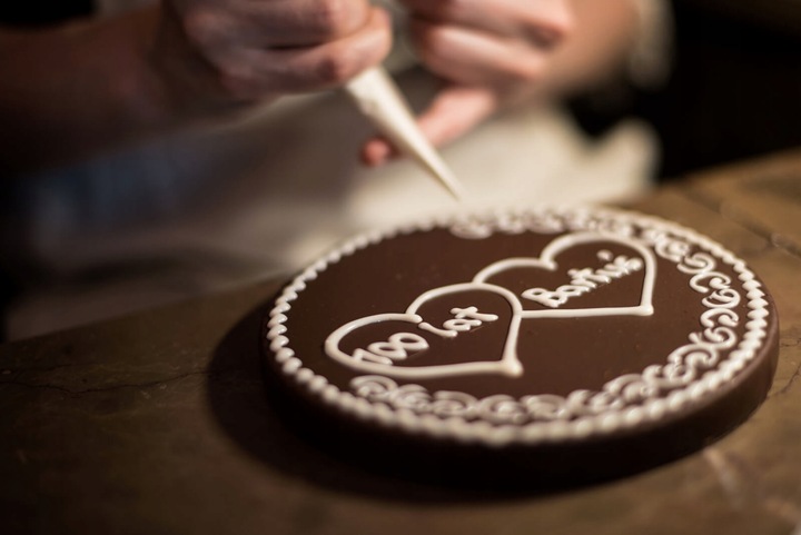 Torcik Wedlowski ręcznie dekorowany w historycznym opakowaniu 250 g E.Wedel