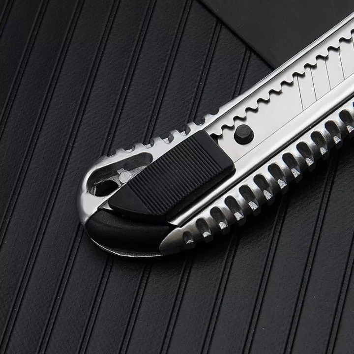 NÓŻ METALOWY NOŻYK TAPECIAK WYSUWANY Z OSTRZAMI OSTRZEM ŁAMANYM DO