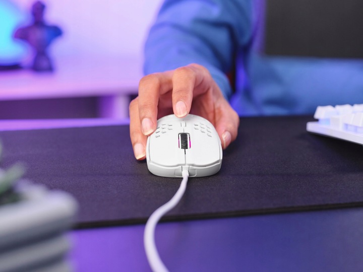 MYSZKA GAMINGOWA PRZEWODOWA ULTRA LEKKA 65g MYSZ KOMPUTEROWA DLA GRACZY LED