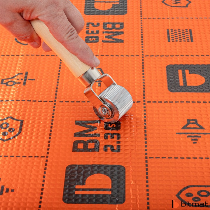 Rolka dociskowa fazowana do mat butylowych wałek z drewnianą rączką