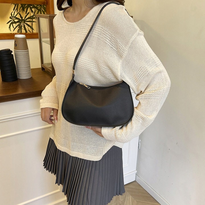 TOREBKA DAMSKA CZARNA NA RAMIĘ SKÓRA EKO KUFEREK LISTONOSZKA POJEMNA