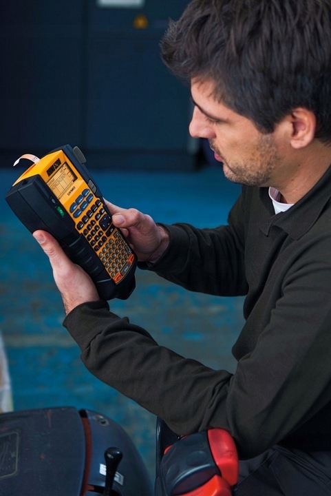 ORYGINALNA Taśma DYMO IND Rhino poliestrowa 9mm x 5,5m biała / czarny