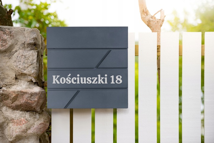 SKRZYNKA POCZTOWA NA LISTY POCZTĘ Z GAZETNIKIEM NUMEREM DOMU NAZWĄ