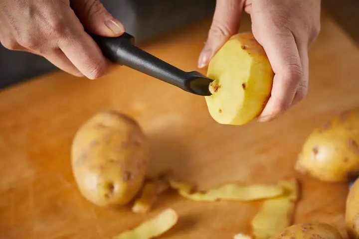 FISKARS FUNCTIONAL FORM 1014419 SKROBACZKA DO WARZYW 6 CM Z RUCHOMĄ GŁOWICĄ