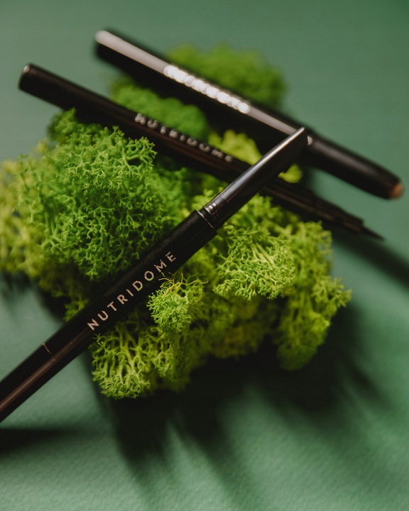 Wosk do brwi Nutridome czarny w kredce EFEKT LAMINACJI