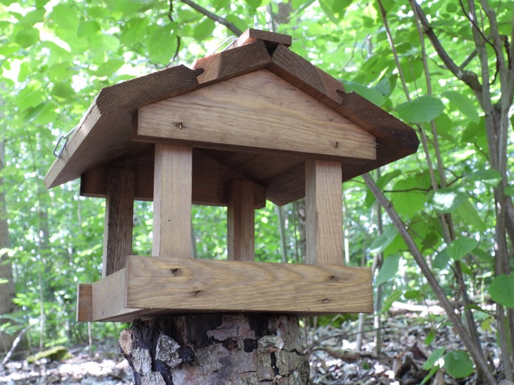 Karmnik dla ptaków zimujących K-35 Klasyczny Drewniany Domek Budka