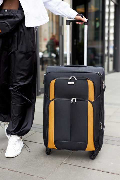 Walizka podróżna na kółkach miękka z kieszeniami średnia pojemna