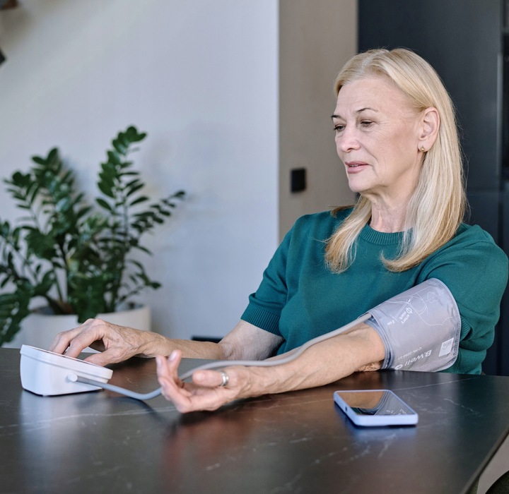 CIŚNIENIOMIERZ NARAMIENNY AUTOMATYCZNY PRO-25 ARYTMIA ETUI Z ZASILACZEM