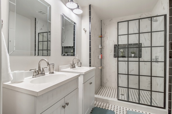 Półka łazienkowa narożna teleskopowa 4 półki do łazienki toalety WC