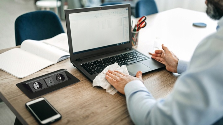 GNIAZDO POTRÓJNE CHOWANE W BLAT NABLATOWE GNIAZDKO