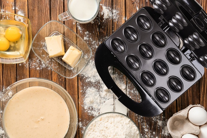 OPIEKACZ DO ORZESZKÓW ELEKTRYCZNY FORMA DO CIASTEK 12 szt. KAMILLE