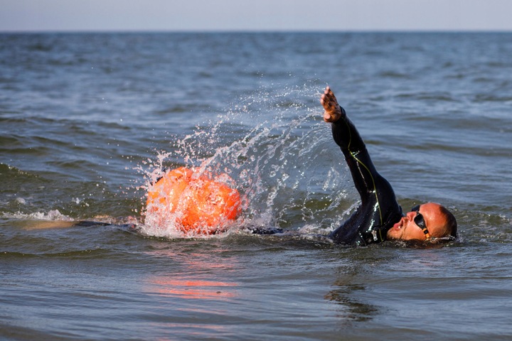 Dmuchana bojka asekuracyjna PerfectSwimmer+ 20L