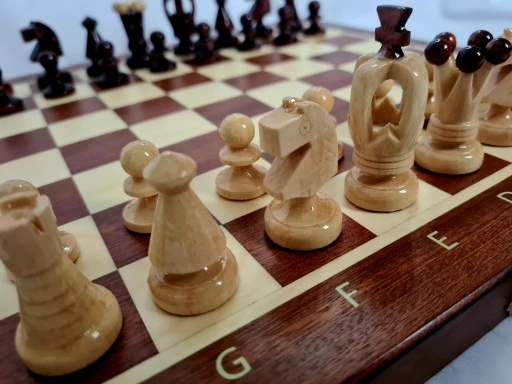 Szachy wykonane z Mahoniu i Jawora
