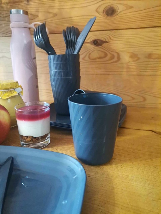 ZESTAW PIKNIKOWY 32 ELEMENTY KUBKI SZTUĆCE POJEMNIK PRZENOŚNY