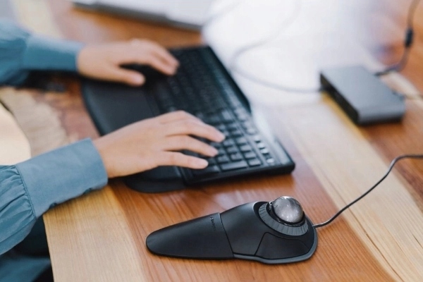 Mysz Trackball przewodowy Kensington Orbit pierścień przewijania USB Biały