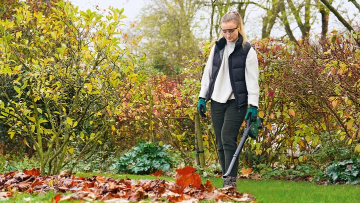 AKUMULATOROWA DMUCHAWA DO LIŚCI UniversalLeafBlower 18V-130 BOSCH